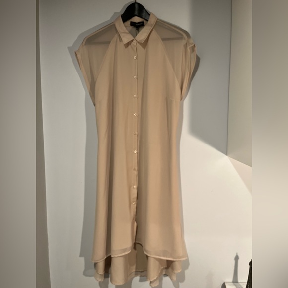 This Jeanne Beker size 14P, 100% polyester with buttons going down the front - Picture 4 of 10